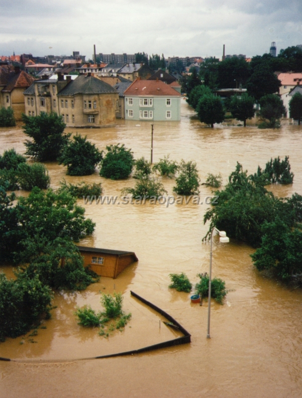 1997 (48).jpg - Povodně 1997 - Pohled z ulice na Pastvisku přes řeku na ulici na Nivě